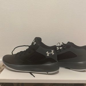 Mens under armour 8.5 black grey shoe new without box